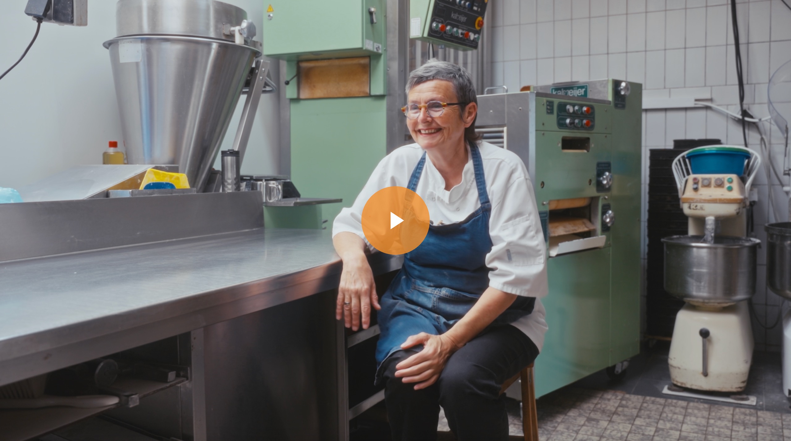 Yvonne in bakkerij Het Zaanse Bakkertje met schort voor machines